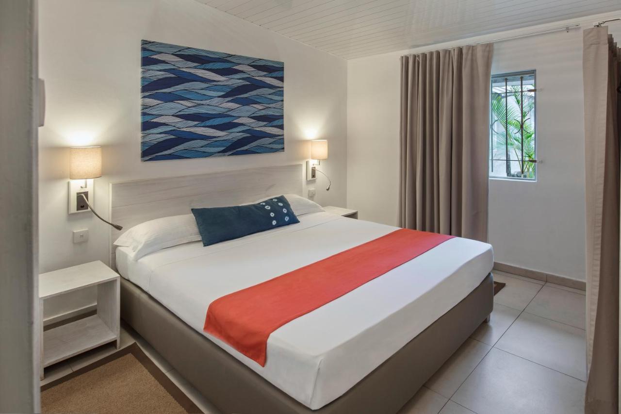 Astroea Beach Hotel (Adults Only) Блу-Бей Екстер'єр фото